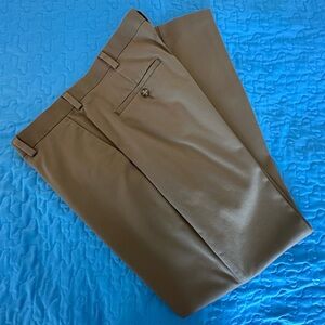 Roundtree & Yorke Men's Classic Khaki Chinos Pants